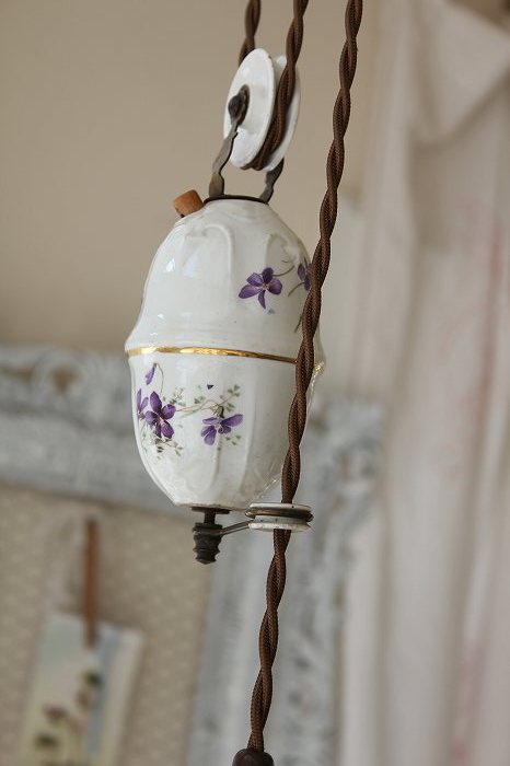フランス アンティーク ランプシェード陶器製 滑車 アンティーク照明 フランスアンティーク すみれ模様の滑車付き