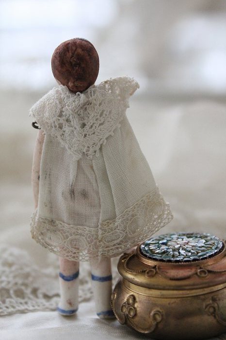 フランスアンティーク ドールハウスの小さなミニョネットと刺繍
