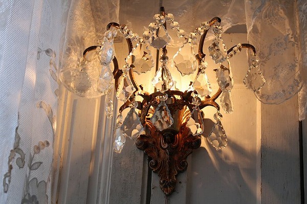 「フランスアンティーク照明 美しいクリスタルドロップの壁掛けランプ 」ココン・フワット Coconfouato [アンティーク照明