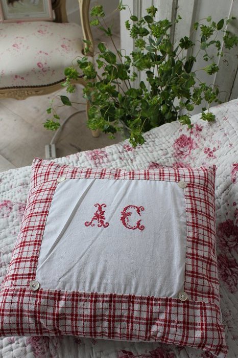 フランスアンティークシーツファブリックのリメイクまくら