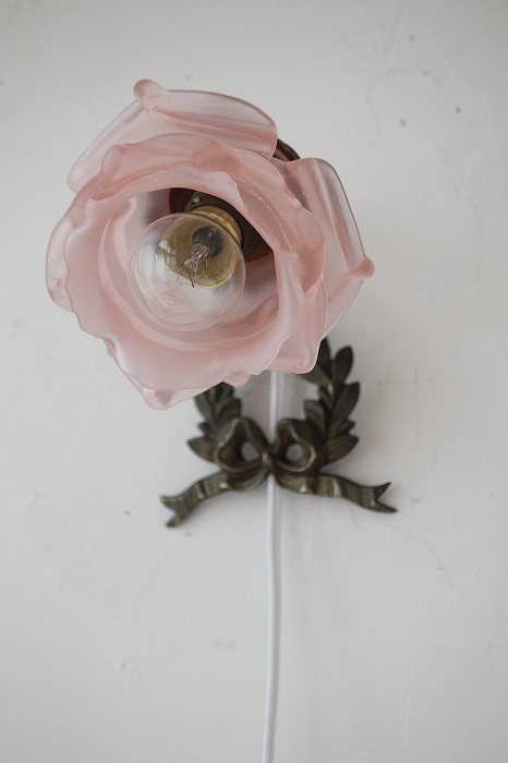 フランスアンティーク／リボンのブラケットと薔薇シェードの