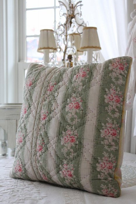 ルイーズさんのアンティークウェルシュキルトのリメイククッション