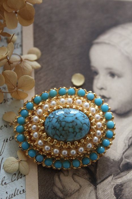 ターコイズブルーのヴィンテージ風ブローチ レア TRIFARI ヴィンテージ