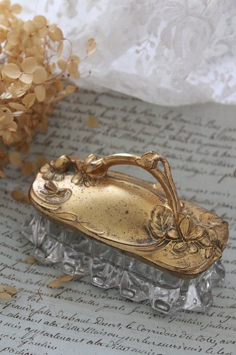 フランスアンティーク すみれのレリーフの小さなトリンケットボックス