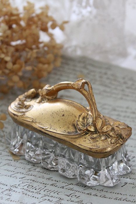 フランスアンティーク すみれのレリーフの小さなトリンケットボックス