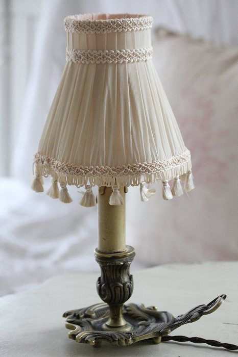 フランスアンティーク 小さなベッドサイドランプ +シフォンシェード