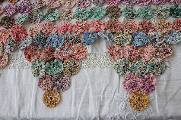 アンティークキルト ヨーヨーキルトのベッドカバー」ココン・フワット