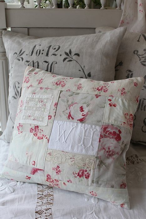 ルイーズさんのフレンチアンティーク布のパッチワーククッション