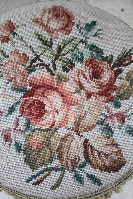 イギリスアンティーク ニードルポイントフットスツール」ココン