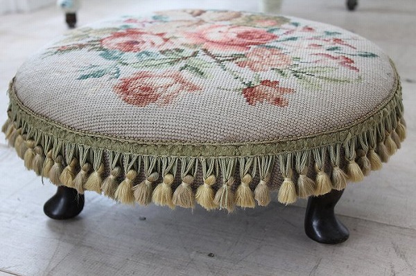 イギリスアンティーク ニードルポイントフットスツール」ココン