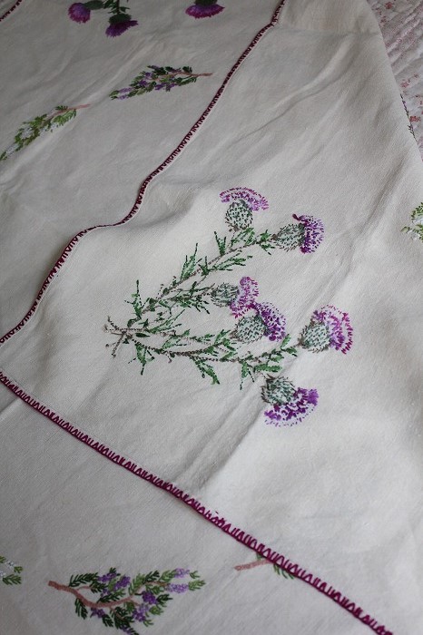 ヴィンテージ 混紡リネン 葡萄蔓 手刺繍　大判テーブルクロス ヴィンテージ 混紡リネン 葡萄蔓 手刺繍 大判テーブルクロスの通販はau