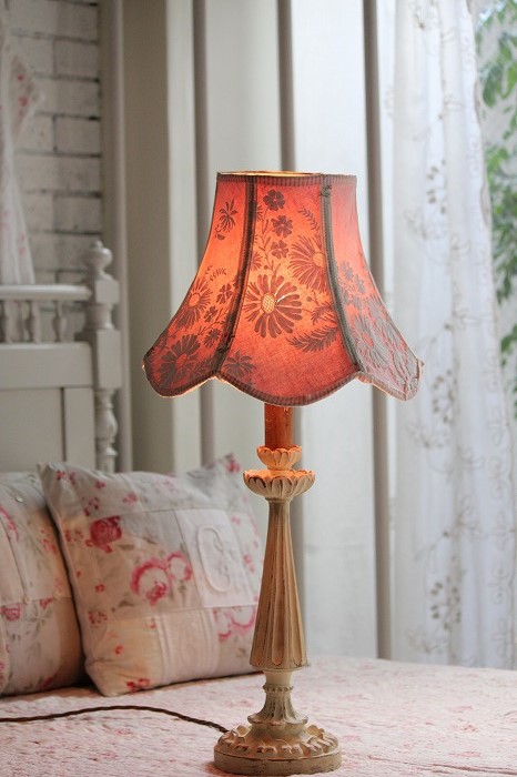 フランスアンティーク手刺繍のレースシェードの大きなランプスタンド