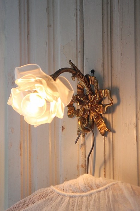 フランスアンティーク照明 ブロンズ製リボンの壁掛けランプ」ココン