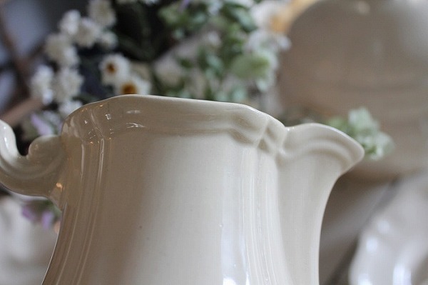 フランスアンティーク サルグミンヌ アイボリー色のコーヒーポット