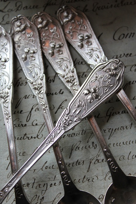 フランスアンティーク スミレのレリーフのシルバースプーン」ココン