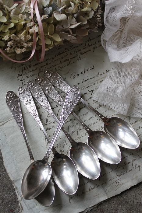 フランスアンティーク スミレのレリーフのシルバースプーン」ココン