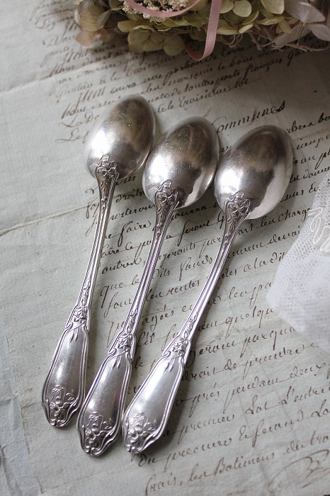 フランスアンティーク スミレのレリーフのシルバースプーン」ココン