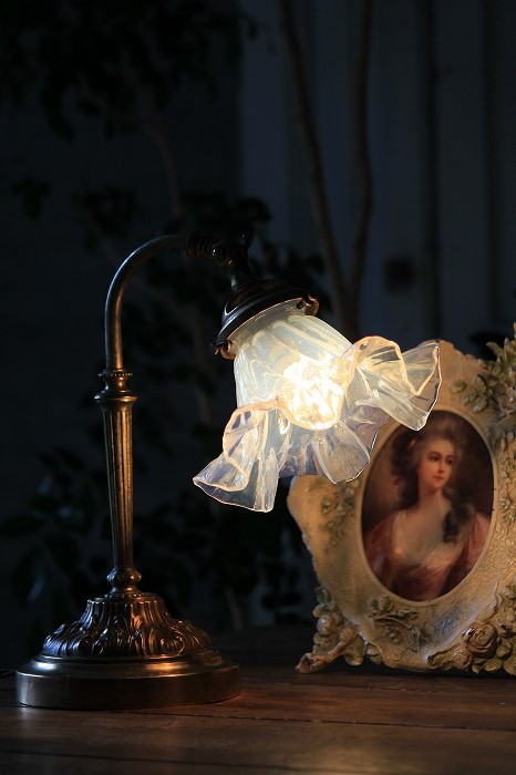 フランスアンティーク照明 ホワイトオパーリンシェードのテーブル