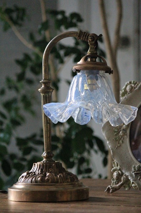 「フランスアンティーク照明 ホワイトオパーリンシェードのテーブルランプ 」ココン・フワット Coconfouato [アンティーク照明