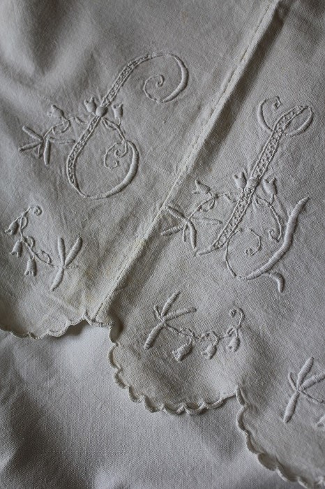 【美品】フランスアンティーク BA花文字刺繍 スカラップ大判カバー[3071] 美品】フランスアンティーク BA花文字刺繍 スカラップ大判カバー[3071]