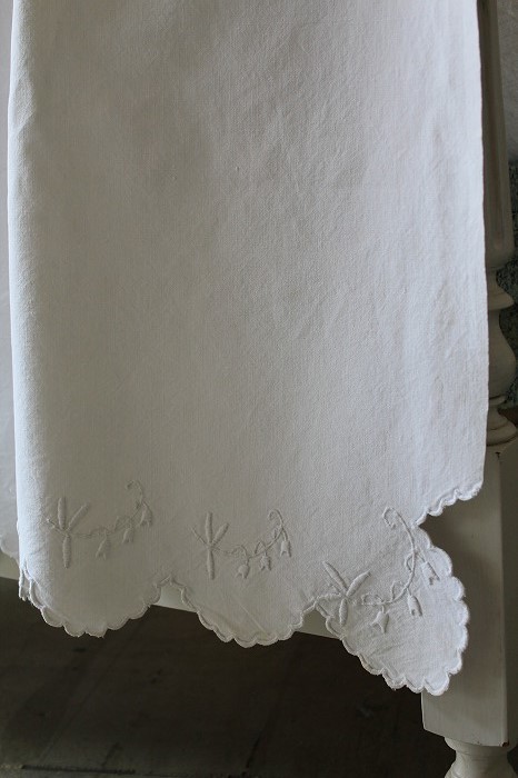 フランスアンティーク すずらんとモノグラム刺繍のリネンカバーレット