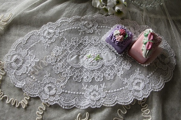 アンティーク シルクドイリー プチポワン花刺繍 インディゴライン レースフリル フランス製ヴィンテージ アランソンレースとプチポワンのドイリー
