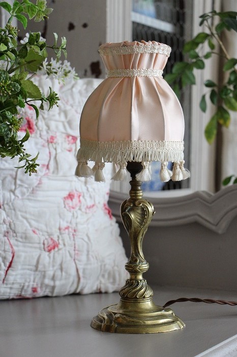 「フランスアンティーク ブロンズのランプスタンド+淡いピンク色のサテンシェード」ココン・フワット Coconfouato [アンティーク照明