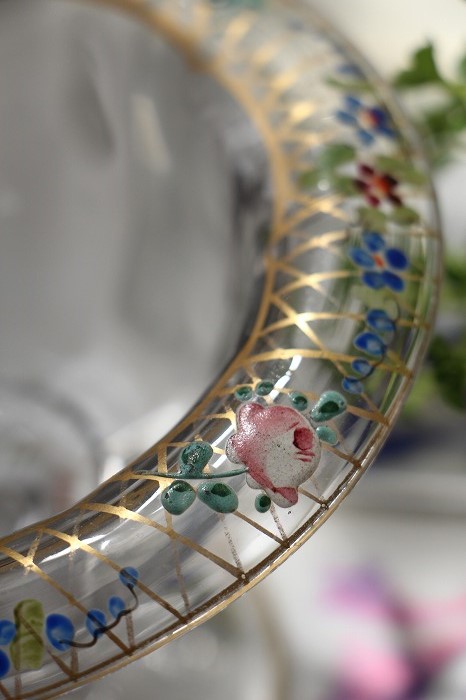 「アメリカ製ヴィンテージ ペデスタル型ガラスのコンポート バラと勿忘草の手書きエナメル彩」ココン・フワット Coconfouato