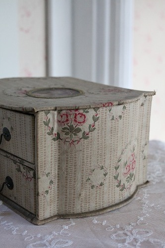 フレンチアンティークカルトナージュの2段チェスト」ココン・フワット