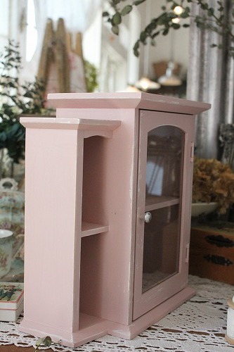 シャビーピンク／ガラスドア付きウォールキャビネット」ココン