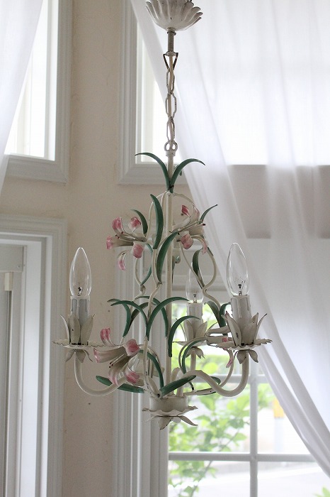 シャビーシック イタリア製 ゆりの花のメタルシャンデリア 3アーム