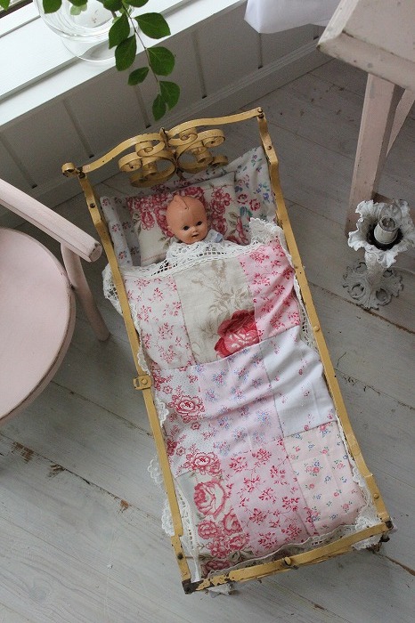 フランスアンティークのアイアンのジュニアベッド