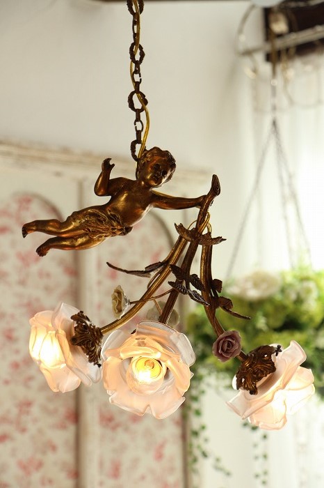 「アンティーク照明 フランスアンティーク 陶器バラを持ったエンジェルの吊り下げランプ 3灯」ココン・フワット Coconfouato