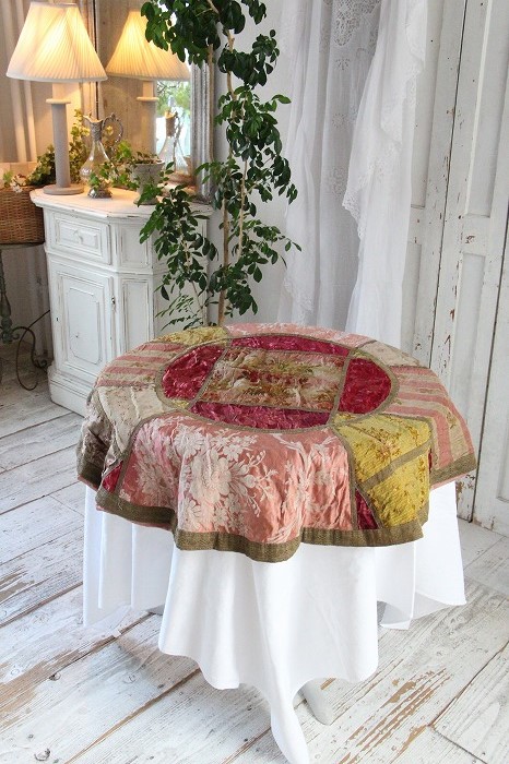 「フランスアンティーク 1800年代シルクの織物パッチワークのテーブルクロス」ココン・フワット Coconfouato [アンティーク照明